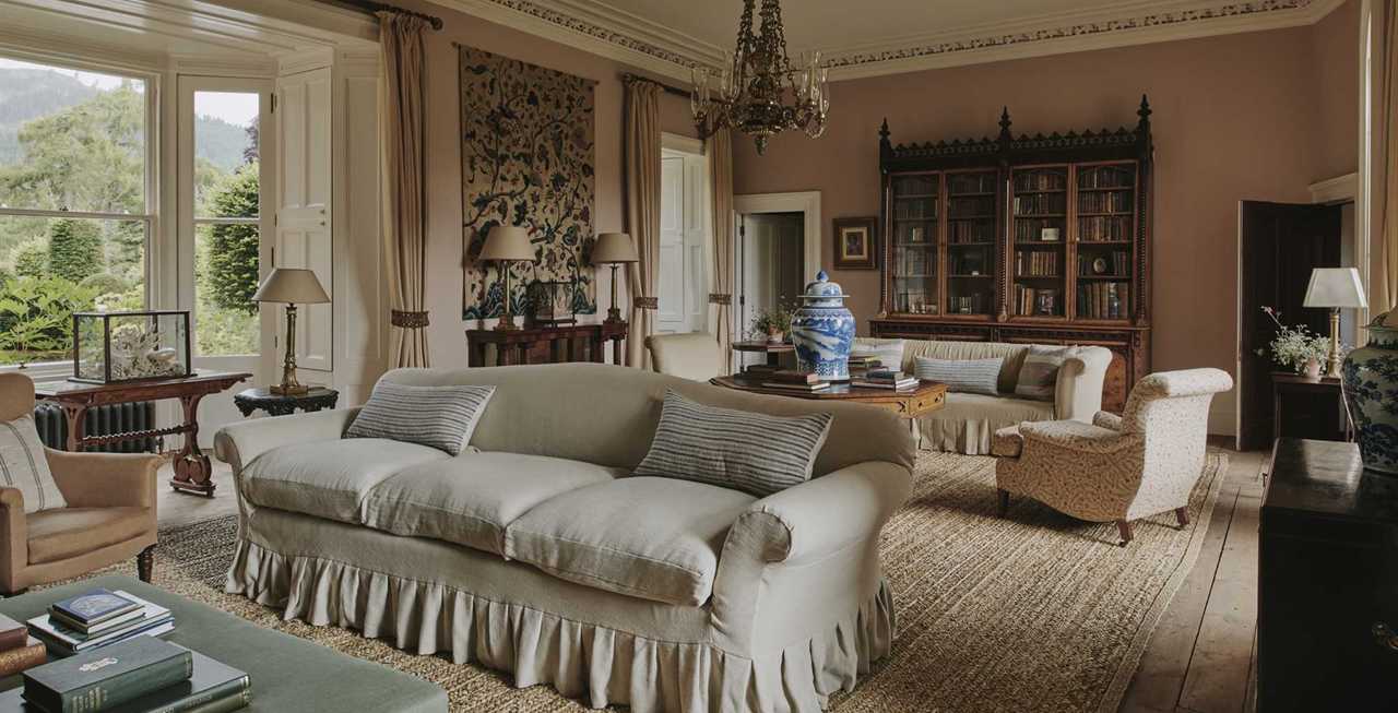 Photo of the Great Hall at Aldourie Castle