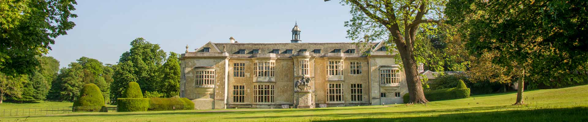 Hartwell House looks stunning! Image of Hartwell House in its grounds