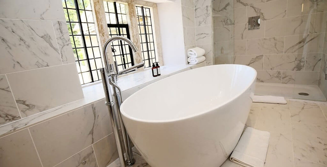 Photo of one of the bathrooms at Temple Guiting Estate