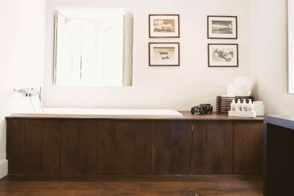 One of the bathrooms at Temple Guiting Manor Photo of one of the bathrooms at Temple Guiting Manor